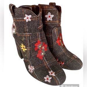 Indigo Rd Wool Embroidered Flowers Short Bootie Boots w High Chunky Heel. 7 1/2